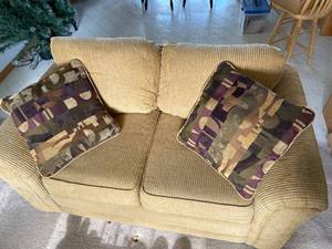lot 118 image: Tan Couch w Decorative Throw Pillows