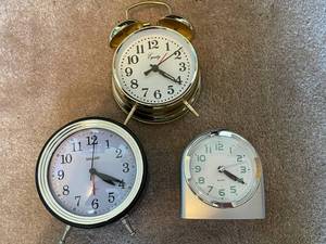 lot 157 image: 4 Battery Operated and Wind Up Clocks