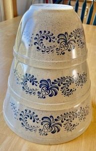 lot 170 image: Nesting Pyrex Bowls