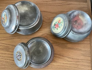 lot 204 image: Vintage Powder Puff Music Boxes