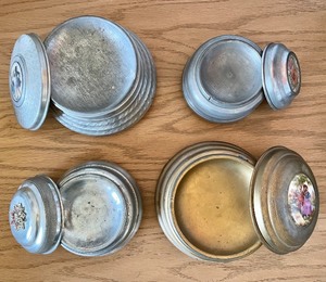 lot 219 image: Vintage Powder Puff Music Boxes