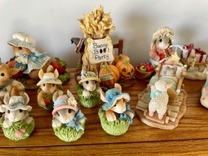 lot 216 image: My Blushing Bunnies Figurines
