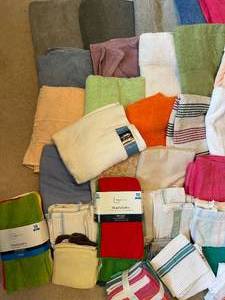lot 249 image: Large Lot of Towels & Wash Cloths