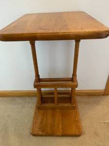 lot 252 image: Oak Sofa Server w Magazine Rack
