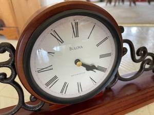 lot 256 image: Bulova Battery Operated Mantle Clock