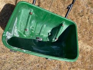 lot 355 image: Scotts Speedy Green 1000 Fertilizer Spreader