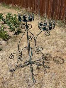 lot 373 image: Metal Floral Themed Plant Holder