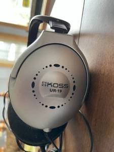 lot 408 image: Koss UR-19 Headphone Set