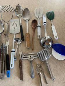 lot 424 image: Kitchen Utensil Lot