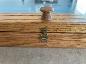 lot 426 image: Table Top Wooden Display Case w Hinged Glass Top