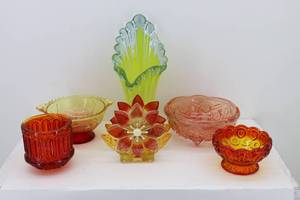 lot 16 image: Colored Glassware