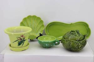 lot 18 image: Green Glassware