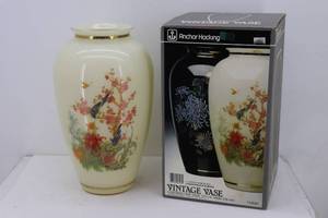 lot 21 image: Anchor Hocking Vintage Vase