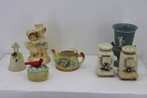 lot 27 image: Misc Pottery