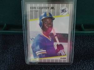 lot 3 image: 1989 Fleer Ken Griffey Jr. Rookie C...