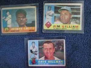 lot 5 image: 3  1960 Topps Baseball Cards...
