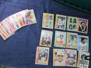 lot 42 image: 50 1978 Topps Football Cards...