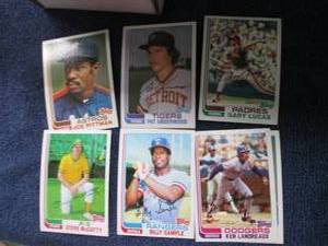 lot 122 image: Box of 1982 Topps Basball Cards...