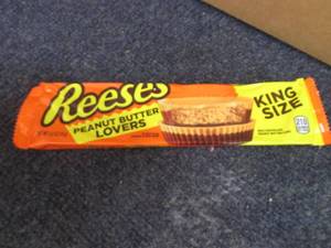 lot 318 image: 12- 2.8 oz  Reeses King Size...