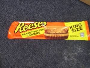 lot 320 image: 12- 2.8 oz  Reeses King Size...