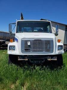 lot 1 image: 1998 Freightliner FL 70
