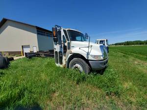 lot 3 image: 2003 I.H. 4300