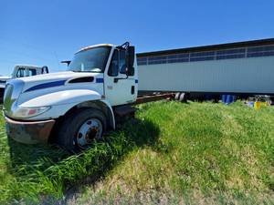 lot 6 image: 2003 International 4300