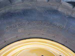 lot 33 image: Payloader Tire & Rim 40570 R 20 (New)