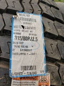 lot 43 image: Four Tires 31580 R22.5- Recaps