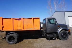 lot 2 image: 1994 International  466 Roll Off Truck