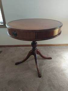 lot 8 image: Vintage Round Table