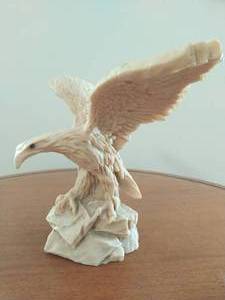 lot 16 image: Eagle Figurine