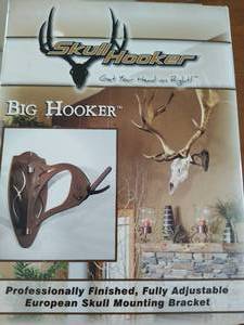 lot 41 image: Big Hooker Skull Mounting Bracket and 2005 Road Atlas