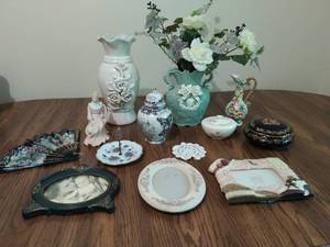 lot 73 image: Collection of Home Dcor