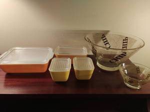 lot 74 image: Collection of Vintage Pyrex and Other Dishes