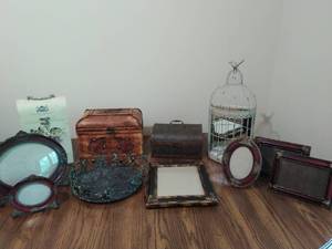 lot 78 image: Collection of Home Dcor