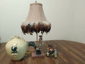lot 84 image: Collection of Farmhouse Rooster Dcor