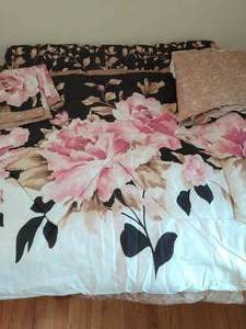 lot 210 image: Queen Comforter Set