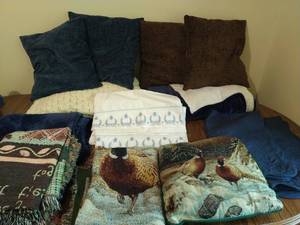 lot 212 image: Collection of Linens