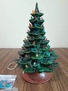 lot 10 image: Vintage Ceramic Christmas Tree Music Box