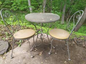 lot 253 image: Bistro Set