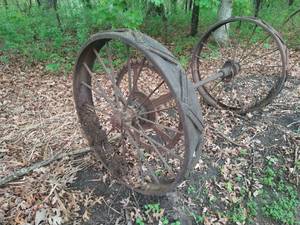 lot 257 image: Old Axel with Five Wheels and Three Rims