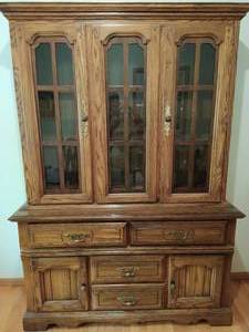 lot 20 image: Lighted China Hutch