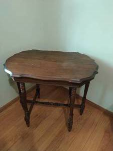lot 22 image: Vintage Accent Table