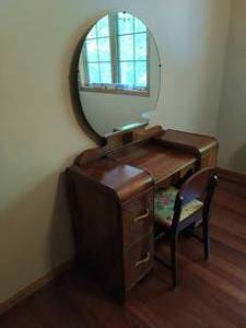 lot 26 image: Vintage Vanity With Chair