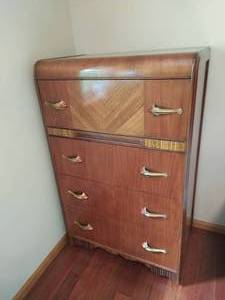 lot 29 image: Vintage 4 Drawers Chest