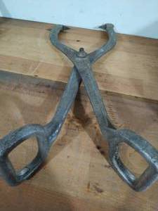 lot 305 image: Safetran Tongs