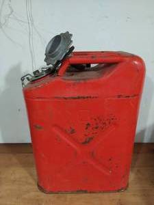 lot 306 image: Blitz 5 Liter Metal Gas Can