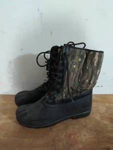 lot 330 image: Pair Of Weather Spirts Duck Boots And Liners