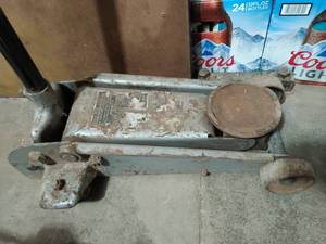 lot 382 image: Sears 3 Ton Floor Jack